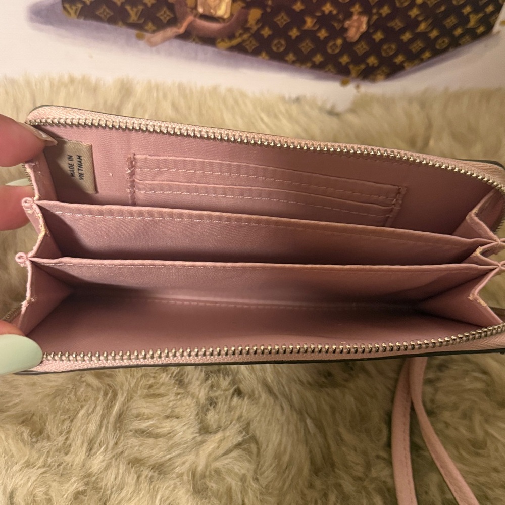 COACH Small Wristlet Clutch Leather With Heart Print Grey Pink Rare - Picture 6 of 8